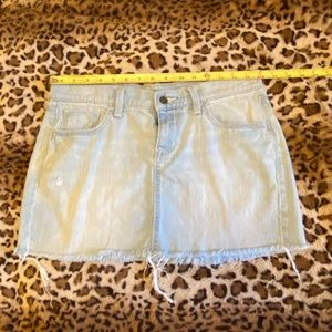 Old Navy denim women’s distressed cutoff miniskirt in pale fade wash. Size 8.